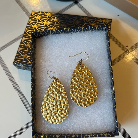 Nickel and Suede Jewelry - Nickel and Suede hammered gold earrings size mini